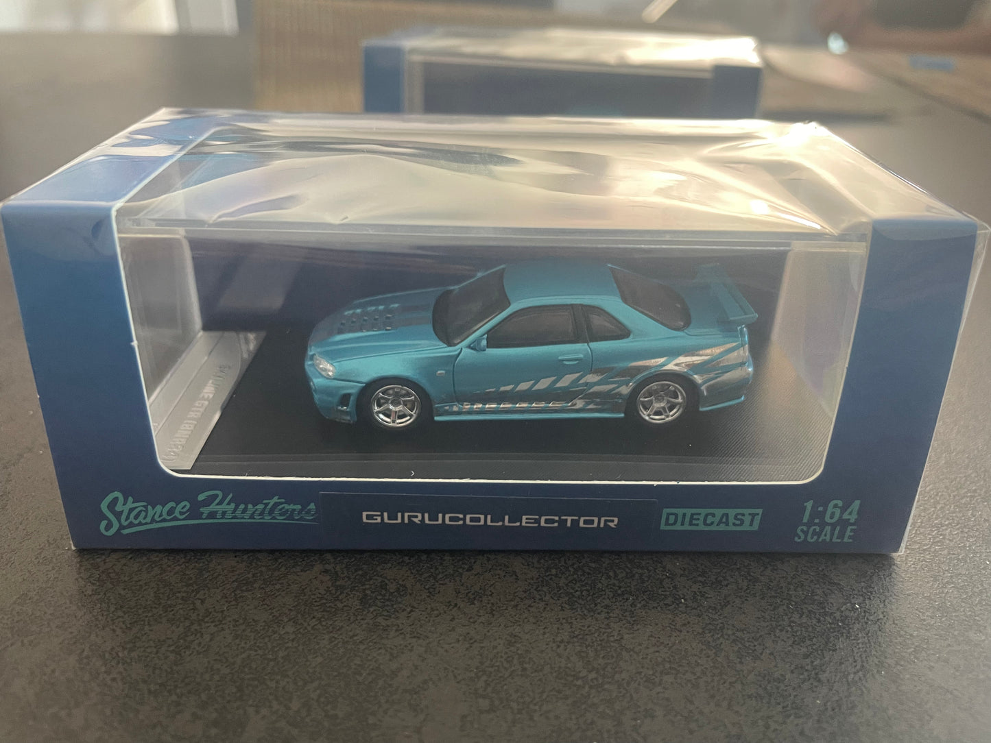 [PRESORDER] Stance Hunters SH 1/64 - Modelo diecast Gurucollector Skyline GTR R34 Chrome Blue.