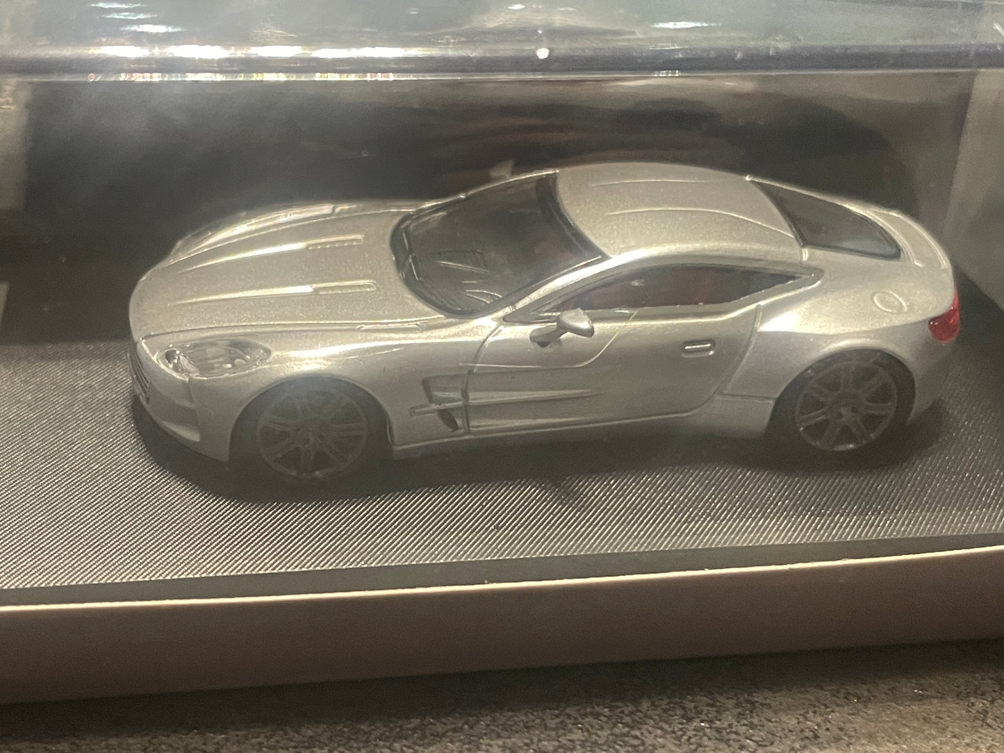 MJ - 1/64 Aston Martin ONE77 diecast model car - Silver