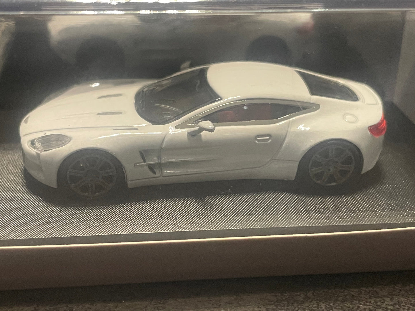 MJ - 1/64 Aston Martin ONE77 diecast model car - White