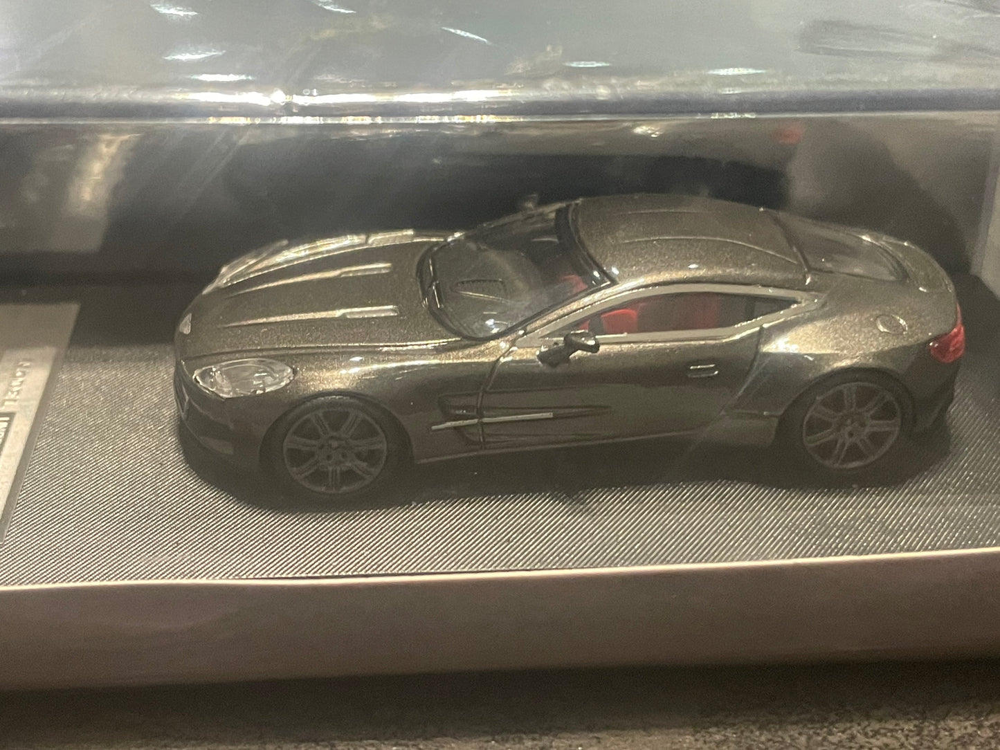 MJ - 1/64 Aston Martin ONE77 diecast model car - Silver Gray