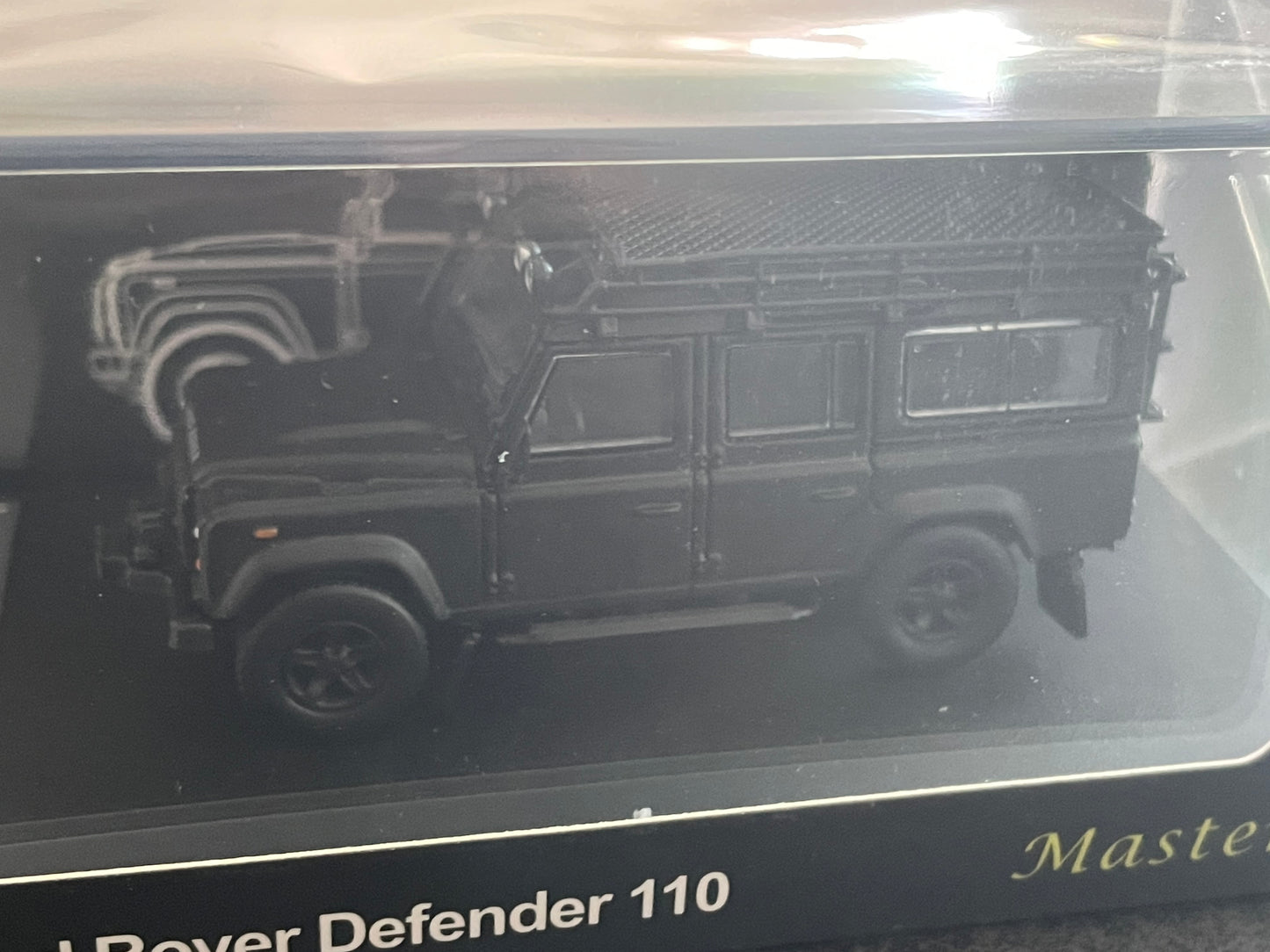 Master - 1/64 LandRover Defender 110 diecast model car - Matte Black with parts