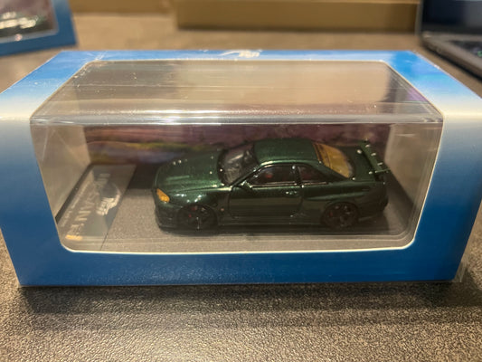 [PRÉCOMMANDE] Fuji - 1:64 Skyline GT-R R34, modèle moulé sous pression Nismo Z-Tune - CRS Dark Green (aile originale à lumière jaune)