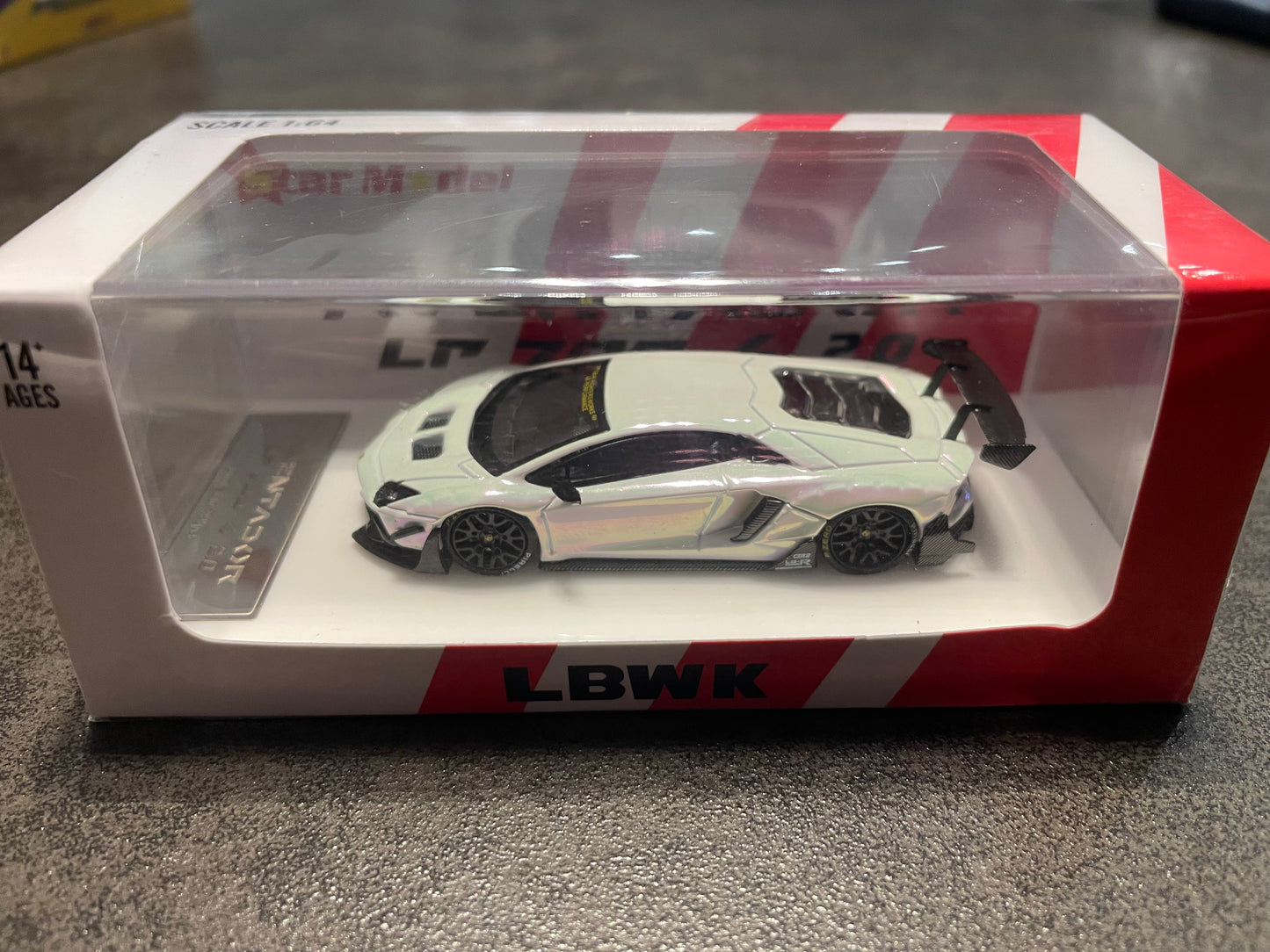 Star Model 1/64 - Liberty Walk Aventador LP700-4 LBWK 2.0 diecast Model - Chrome Rainbow White