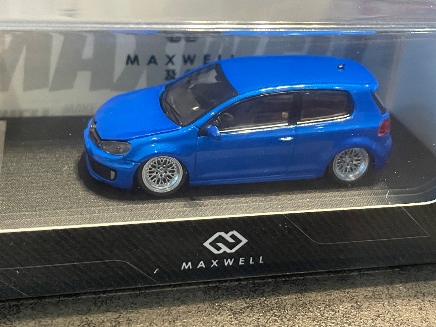 Maxwell - 1:64 GOLF GTI MK6 Diecast model car - Blue Lowride